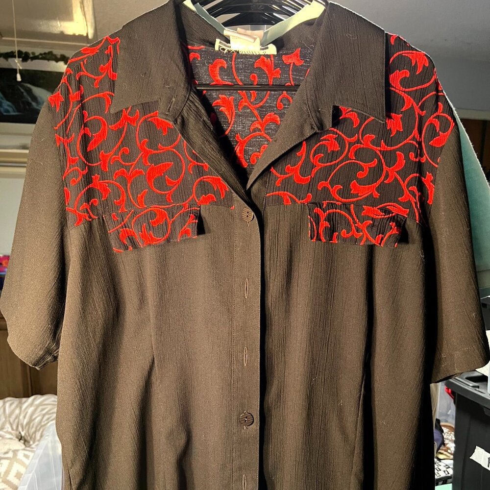 C.M. Shapes Black w Red Filigree Scroll Women's Short-Sleeve Button-Up SZ 1X